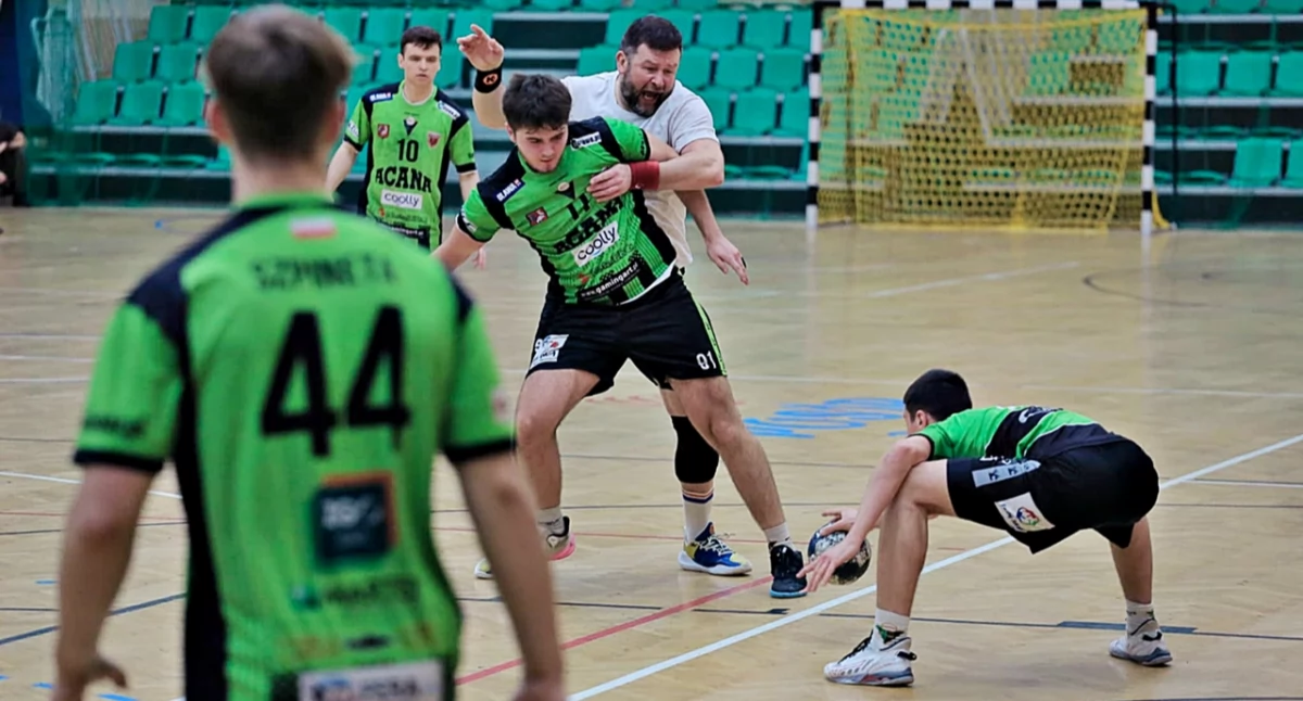 Beniaminek zagrał z wielką ambicją i wolą walki. Przemyślanie musieli się sporo napracować, aby wygrać. W akcji legenda przemyskiego szczypiorniaka Maciej Kubisztal (biała koszulka). Fot. Kamil Krukiewicz