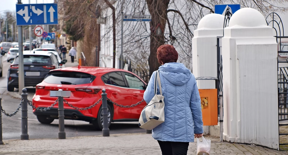 Tablica informująca o przejściu dla pieszych jest mało widoczna, a pieszy – wchodzący na nieodmalowane „pasy” od strony cerkwi i klasztoru pw. Matki Bożej Bolesnej ojców Bazylianów – wcale. Doszło tu już do kilku potrąceń… Fot. Mariusz Godos