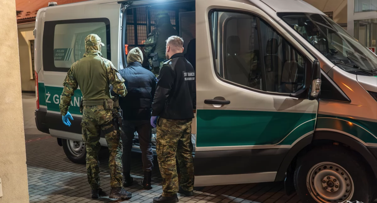 Ośmiu Gruzinów otrzymało decyzje o zobowiązaniu do powrotu do kraju pochodzenia. Zostali przetransportowani drogą lotniczą. Fot. BiOSG Przemyśl