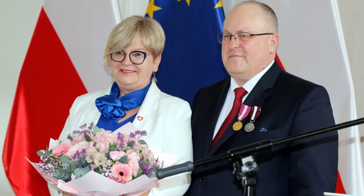 Burmistrz Przeworska Leszek Kisiel został odznaczony Złotym Medalem za Długoletnią Służbę oraz Odznaką Honorową za Zasługi dla Samorządu. Wyróżnienia te otrzymał z rąk wojewody podkarpackiego Teresy Kubas-Hul. Fot. PUW Rzeszów