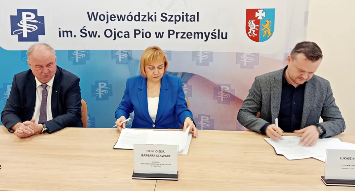 Dyrektor Wojewódzkiego Szpitala im. św. o. Pio w Przemyślu Barbara Stawarz i członek zarządu spółki „Adamietz” ze Strzelec Opolskich Piotr Kutyba (z prawej) podpisali umowę na generalny remont i przebudowę Szpitalnego Oddziału Ratunkowego placówki na Monte Cassino. Z lewej wicemarszałek województwa podkarpackiego, przemyślanin Piotr Pilch. Fot. Mariusz Godos