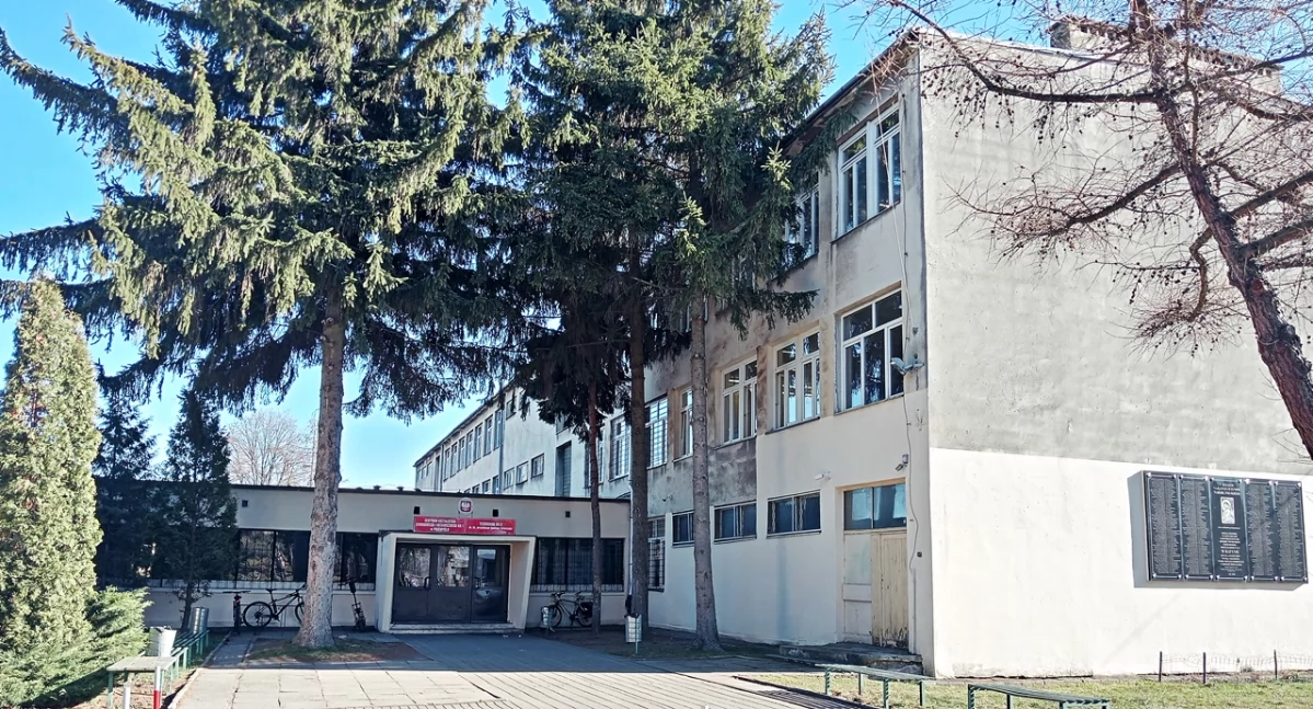 Termomodernizacja budynku Centrum Kształcenia Zawodowego i Ustawicznego nr 1 przy ul. Dworskiego 100 ma swoje cele. Tam ma zostać przeniesiony Zespół Szkół Elektronicznych i Ogólnokształcących w Przemyślu. Fot. Mariusz Godos