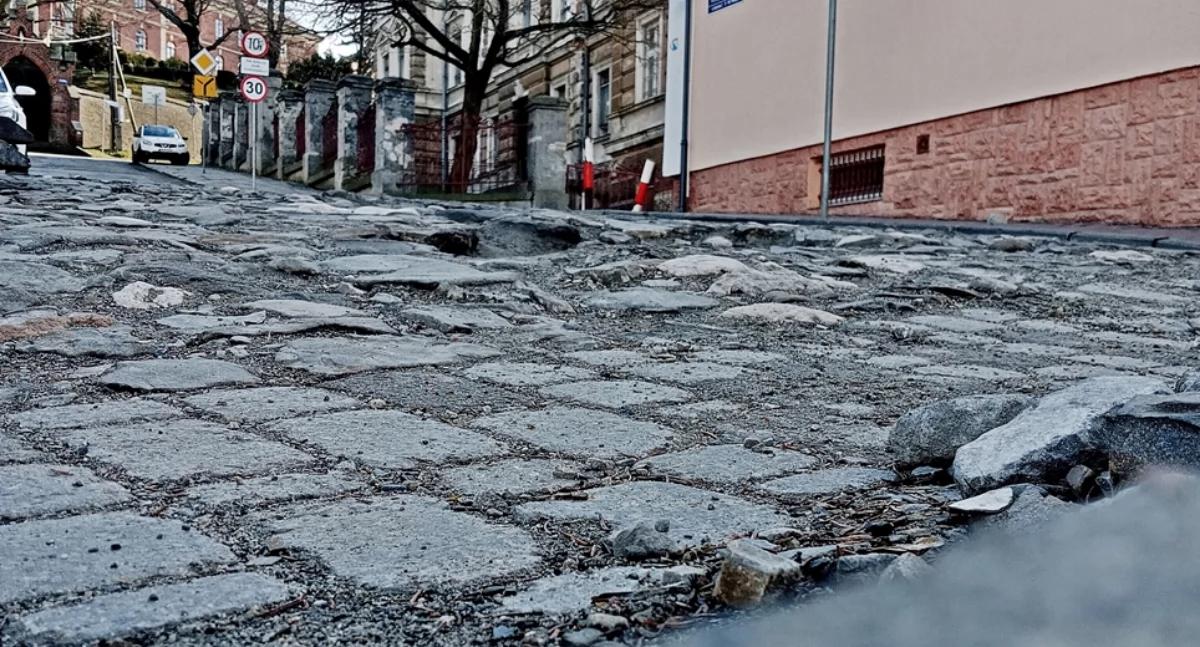 Karmelicka jest specyficzna, bo zbudowana w przeważającej większości z kamienia polnego. Kiedy lata temu nawierzchnia została ponownie ułożona, było wiadomo, że w takim stanie wieków nie wytrzyma. Tym bardziej, że nie została wyłączona z ruchu samochodowego. Ważące po kilkaset kilogramów pojazdy nadszarpnęły konstrukcję i robią to cały czas. Fot. Mariusz Godos