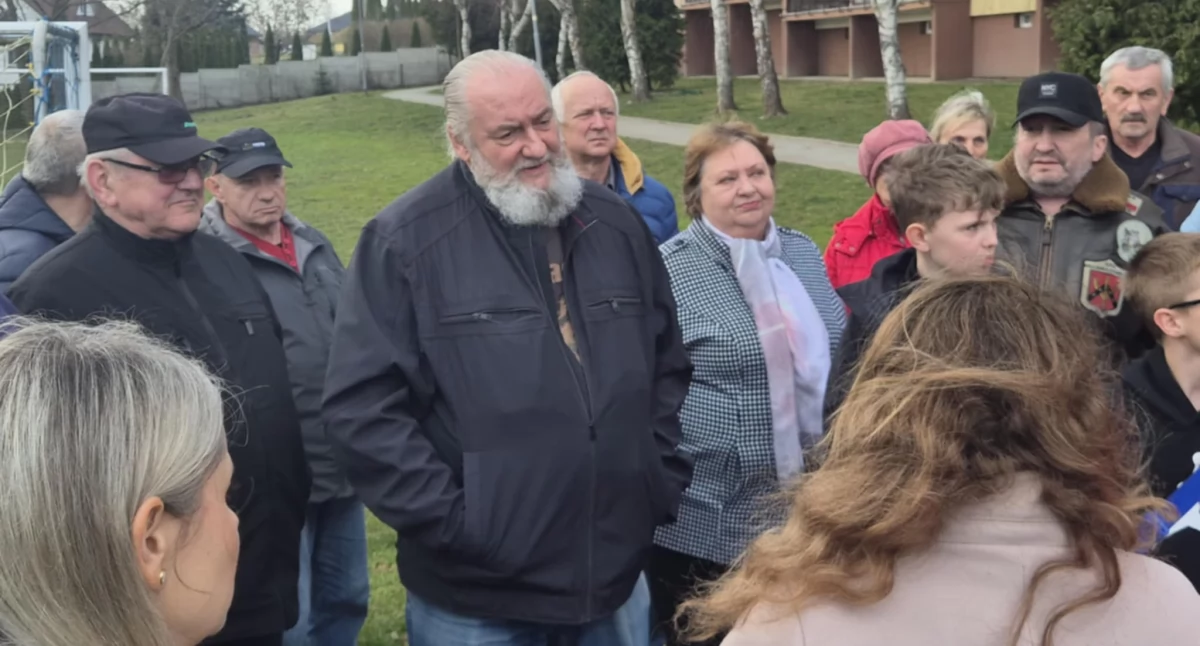 Mieszkańcy bloku nr 11 na os. Witosa w Jarosławiu nie kryją obaw wobec faktu, że w sąsiedztwie ich mieszkań ma powstać wodny plac zabaw. – Czujemy się pominięci, decyzje zapadły za naszymi plecami. Jesteśmy za tym, by w mieście powstał wodny plac zabaw, ale nie na naszym osiedlu – mówią, sprzeciwiając się planom nakreślonym przez miasto./ FOT. ZW