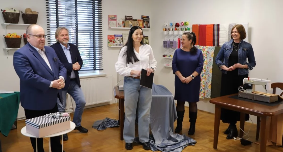 Na otwarciu podkreślono, jak ważny jest rozwój umiejętności manualnych, a te w połączeniu z kreatywnością mogą przynieść wspaniałe efekty w postaci uszytych elementów odzieży czy dekoracji. / FOT. UM Przeworsk