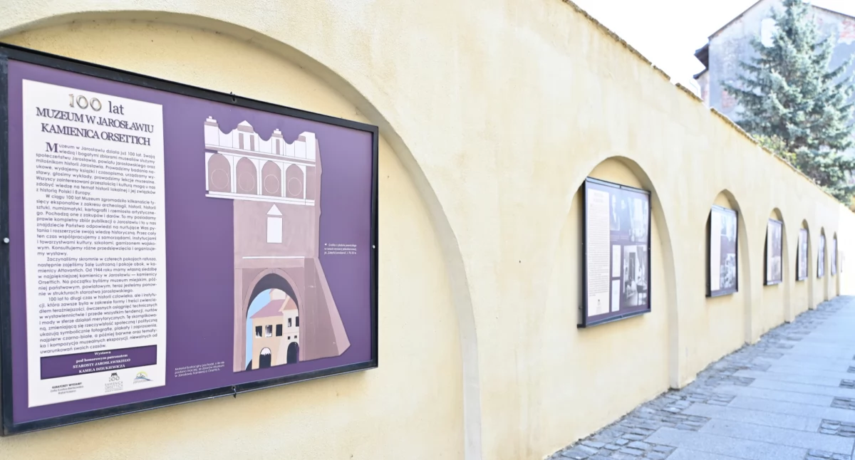 Wystawa plenerowa na 100-lecie jarosławskiego muzeum, prezentowana na murze dziedzińca kamienicy Orsettich, składa się z 11 plansz./ FOT. Muzeum w Jarosławiu Kamienica Orsettich