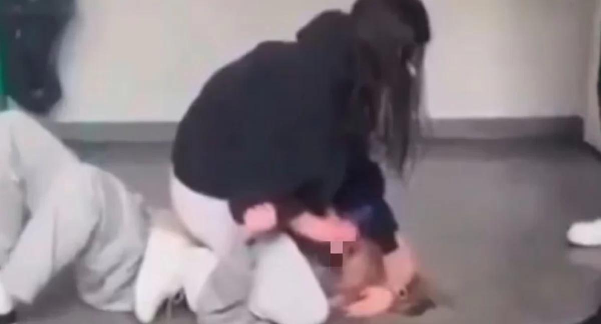 Na nagraniu, które trafiło do sieci, widać, jak jedna z nastolatek bije drugą. Do brutalnego incydentu doszło w szatni budynku hali sportowej szkoły, podczas jednej z przerw między lekcjami. Okoliczności zdarzenia będzie badał Sąd Rodzinny i dla Nieletnich w Lubaczowie. Podejmie też decyzje odnośnie konsekwencji czynu./ FOT. kadr z nagrania