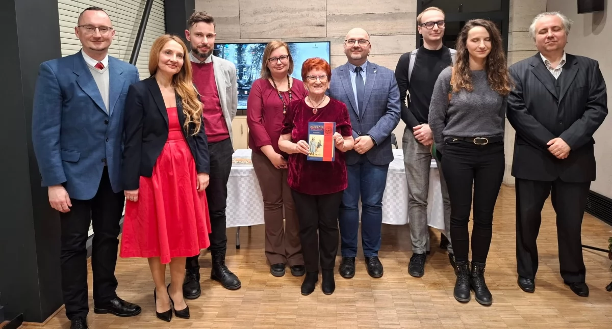 Autorzy i wydawcy „Rocznika Przemyskiego. Historia” z prof. Jadwigą Hoff, prezentującą periodyk jej poświęcony. 