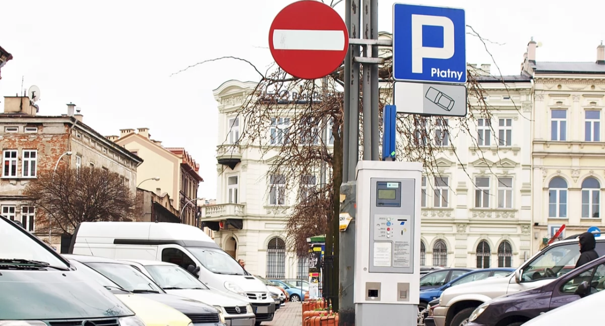 Dla mieszkańców miasta, którzy wyrobią sobie Przemyską Kartę Mieszkańca (jeszcze nie można tego zrobić; podstawowe warunki są dwa: stałe zameldowanie w Przemyślu i odprowadzanie tu podatków), podwyżka za parkowanie wyniesie 50 procent. Fot. Mariusz Godos