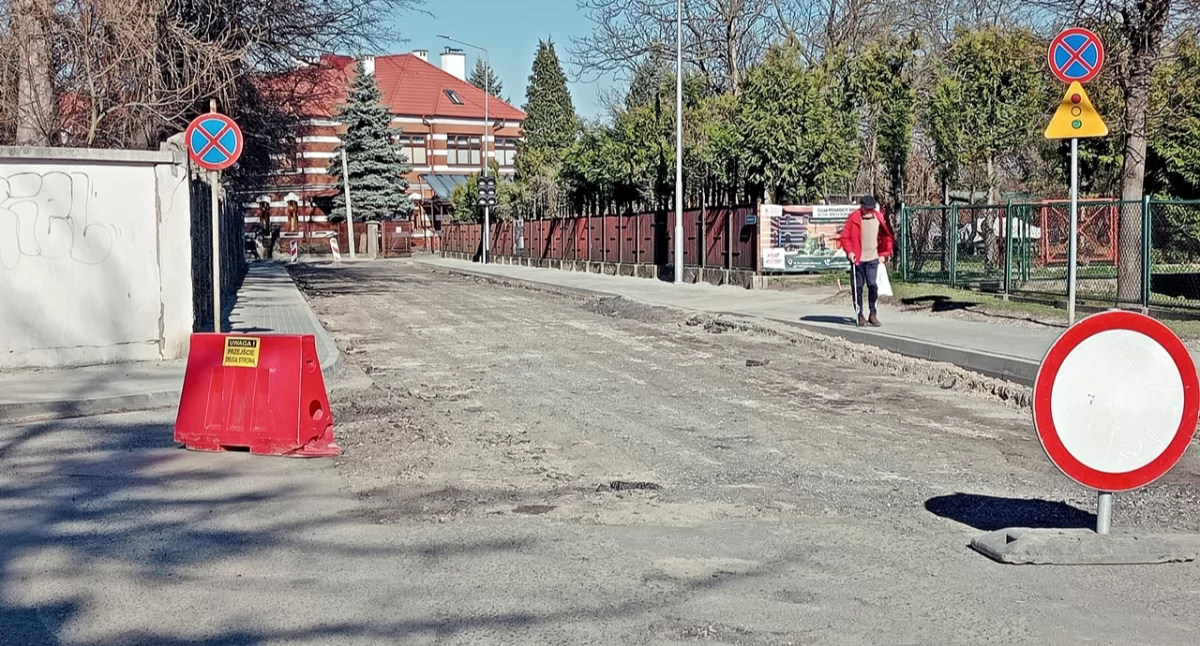 Tym fragmentem ulicy Focha w Przemyślu nie dostaniemy się na ulicę Rogozińskiego przez kilkanaście tygodni. Warto o tym pamiętać. Fot. Mariusz Godos