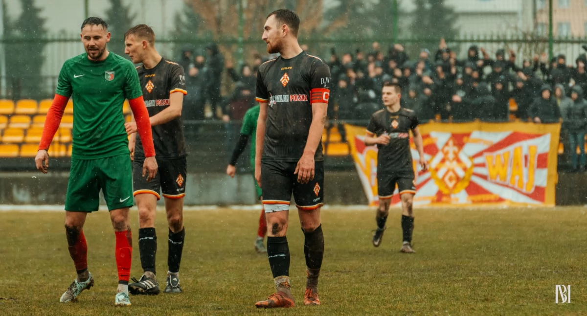 Bramka Macieja Fudalego (z kapitańską opaską) w doliczonym czasie gry pozwoliła, jak się później okazało, pozostać Czuwajowi w fotelu lidera. Fot. Czuwaj Przemyśl