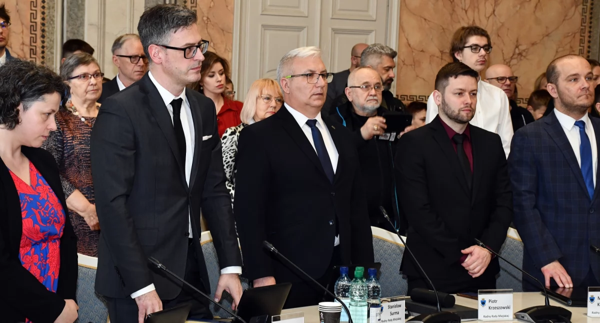 Nowy radny Stanisław Surma (trzeci z lewej na pierwszym planie) złożył ślubowanie podczas sesji Rady Miejskiej w Przemyślu 24 marca br. Fot. UM Przemyśl/Witold Wołczyk