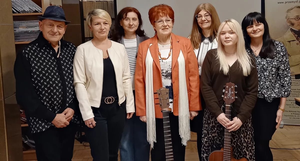 Uczestnicy imprezy pod hasłem „Wiosenne Spotkanie z Poezją”, która odbyła się w Pedagogicznej Bibliotece Wojewódzkiej przy ul. Śnigurskiego w Przemyślu. Fot. zbiory własne