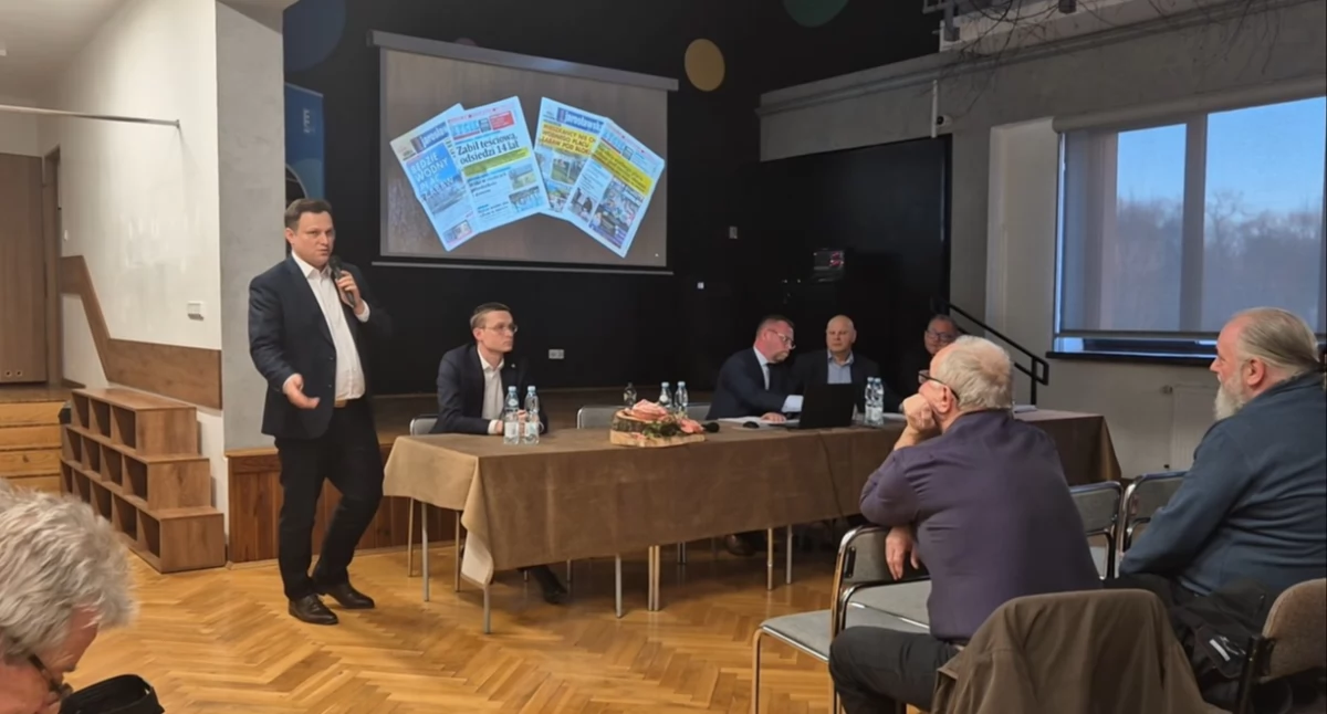 Burmistrz M. Nazarewicz, odnosząc się do głosów sprzeciwu płynącego z sali, zaznaczył, że jeśli nie będzie woli ze strony mieszkańców, temat budowy wodnej atrakcji w zaproponowanym miejscu nie będzie kontynuowany i inwestycja na osiedlu nie powstanie./ FOT. ZW