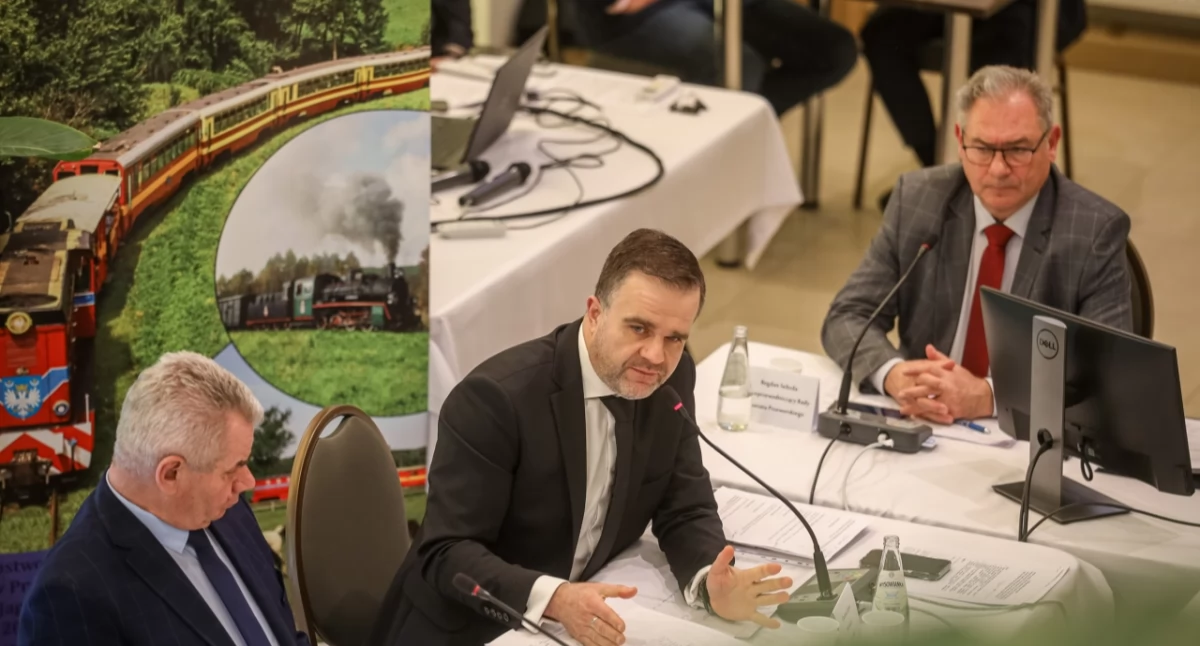 – Na linii Zarząd Powiatu Przeworskiego – PKS Jarosław negocjacje zostały już wyczerpane. Pora wejść na stopień wyżej – powiedział na sesji starosta D. Łapa./ FOT. Starostwo Powiatowe w Przeworsku
