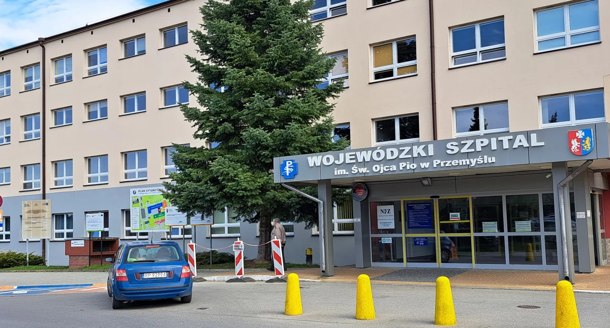 Na przestrzeni ostatnich sześciu miesięcy z pracy w poradni kardiologicznej przemyskiego szpitala zrezygnowało trzech lekarzy, natomiast skład został uzupełniony o jednego. Czas oczekiwania na wizytę jest długi. W przypadku jednego z czytelników, który zainteresował redakcję problemem, wynosi on 20 miesięcy, czyli przeszło 1,5 roku.