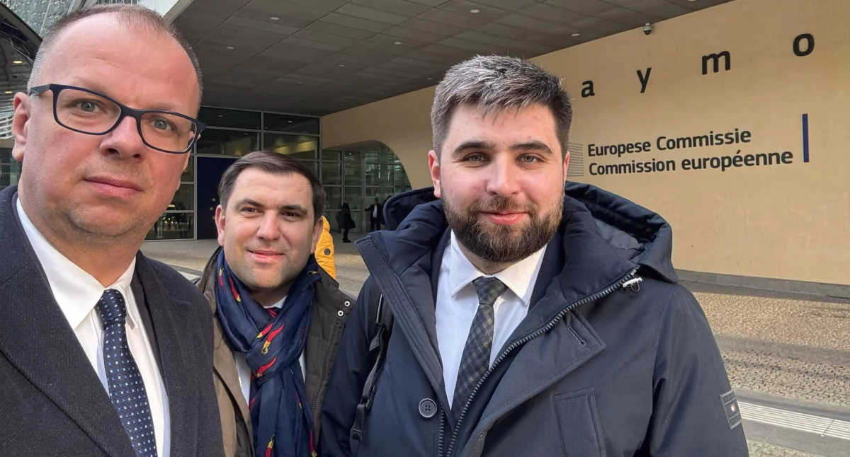 19 lutego br. prezydent W. Bakun pomieścił na swoim profilu pozdrowienia dla wszystkich z wyjazdowego posiedzenia zarządu Związku Miast Polskich w stolicy Belgii Brukseli. Był zapewne pełen animuszu. Niestety, nazajutrz, 20 lutego br., mina mu zrzedła. Krew się wzburzyła, a emocje wzięły górę. I miał do tego absolutne prawo! Zamiast czynnie uczestniczyć w posiedzeniu, musiał się zmierzyć ze skandalem, do którego doszło w jego ukochanym Przemyślu… Fot. Facebook Wojciecha Bakuna