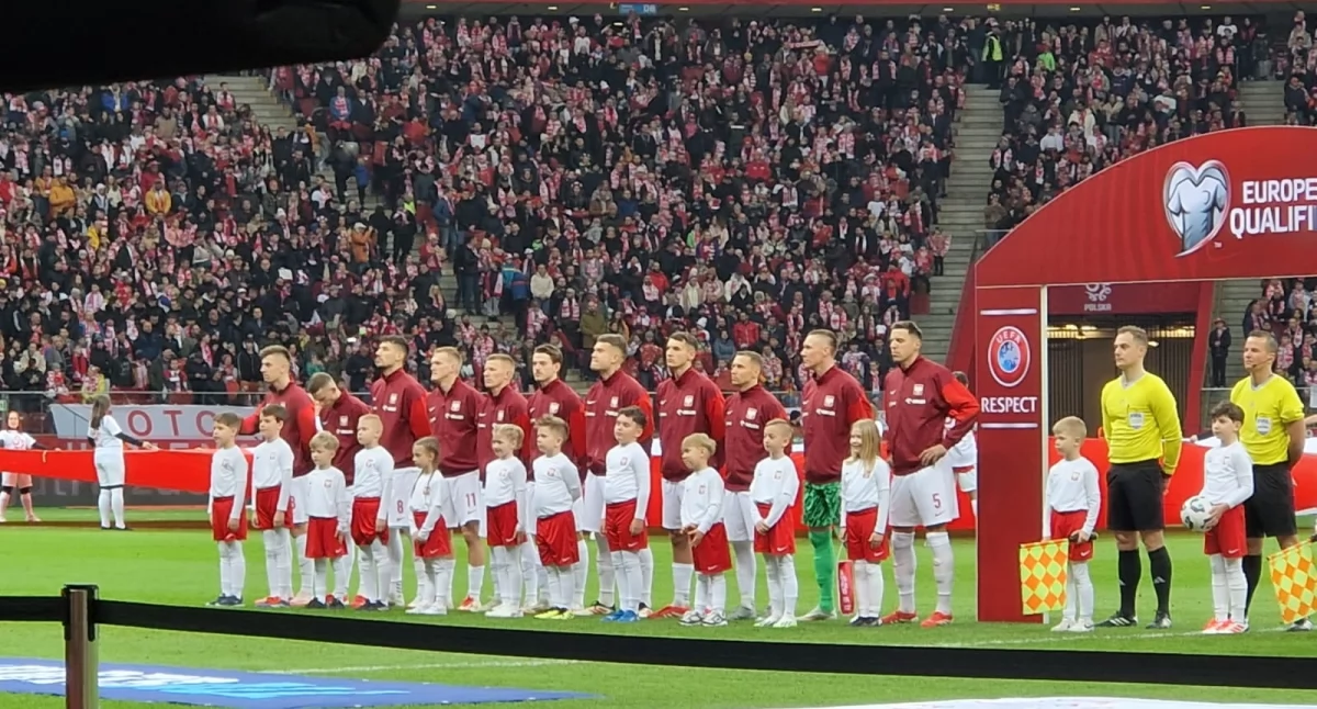 11 uczennic i uczniów klasy drugiej Szkoły Mistrzostwa Sportowego w Przemyślu stanowiło dziecięcą eskortę podczas prezentacji piłkarskich reprezentacji Polski i Malty. Fot. zbiory własne