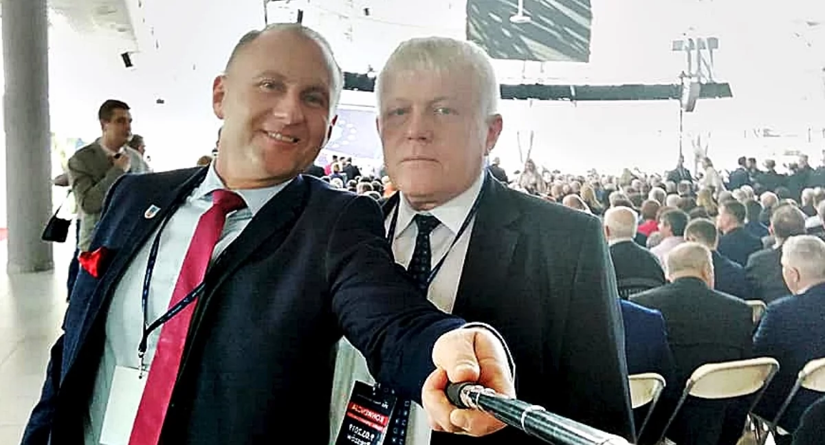Były już prezes przemyskiej spółki miejskiej Zenon Wajda (z prawej) na zdjęciu z radnym powiatu jarosławskiego, bliskim współpracownikiem senatora RP Mieczysława Golby, Mariuszem Trojakiem. Fot. FB Z. Wajdy