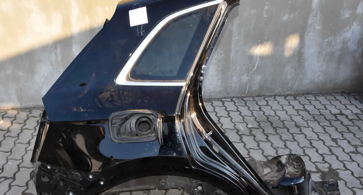Fragment karoserii pochodzącej z audi Q5 wykryty w przestrzeni ładunkowej samochodu, którym granicę przekroczyć chciał 36-letni obywatel Ukrainy. / FOT. BiOSG