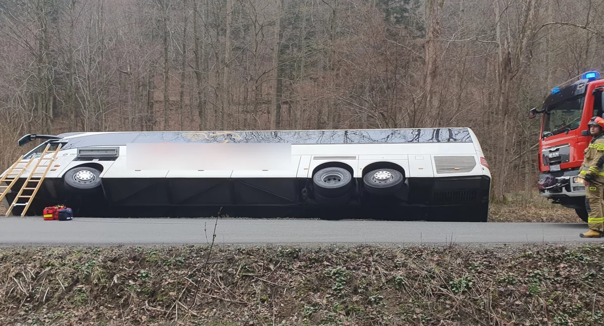 Autokar z 40 osobami wylądował w rowie. Na szczęście nic nikomu się nie stało. Fot. KW PSP Rzeszów