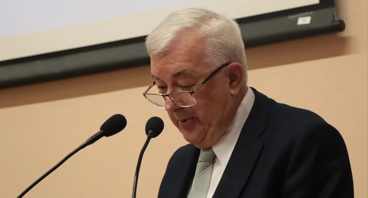 Prof. Barabasz zabiera głos podczas inauguracji roku akademickiego. 