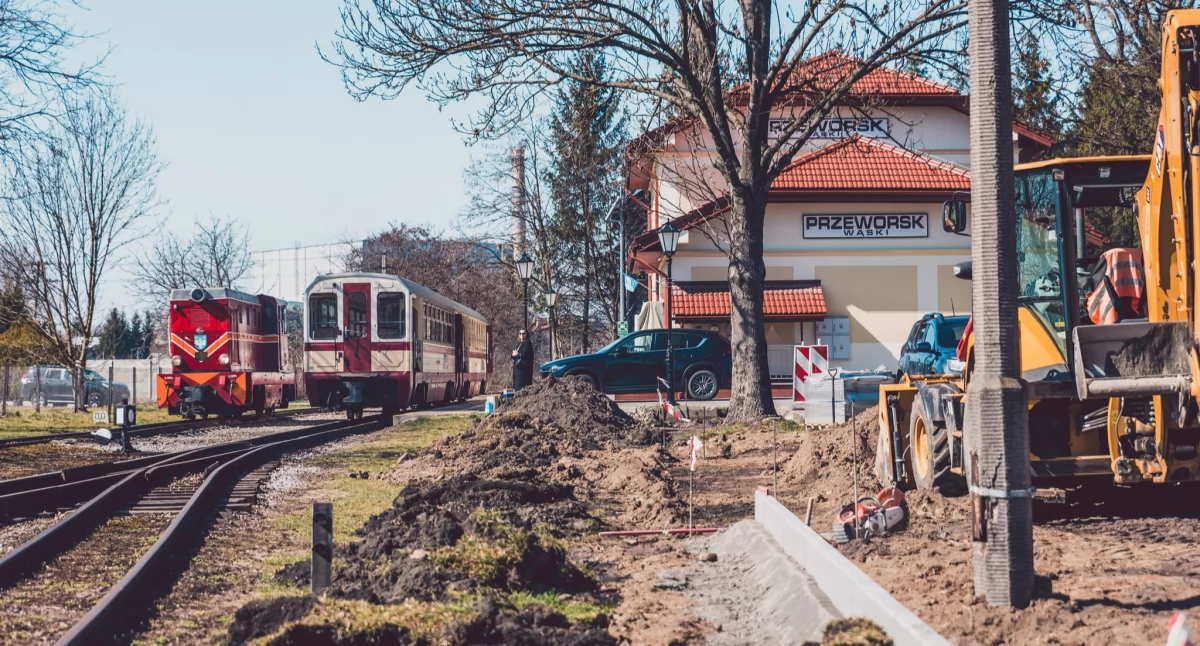 Prace przy rozbudowie przestrzeni parkingowej przy Dworcu Przeworsk Wąski idą pełną parą./ FOT. FB Przeworska Kolejka Wąskotorowa