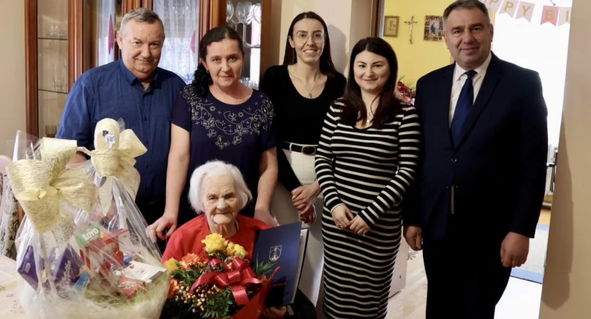 W domu stulatki zameldował się osobiście wójt gminy Radymno Bogdan Szylar, przekazując na jej ręce naręcze kwiatów, list gratulacyjny oraz drobny upominek./ FOT. UG Radymno