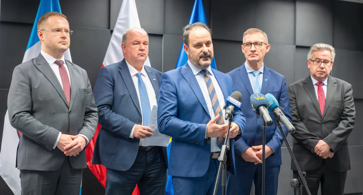 – Cieszę się, że znaleźliśmy się na liście beneficjentów. Te środki są niezwykle potrzebne, bo potrzeby samorządów w tym zakresie są olbrzymie. Priorytetem naszej gminy jest zakończenie prac nad kanalizacją i dokończenie sieci wodociągowej – powiedział na konferencji w stolicy województwa wójt gminy Przemyśl Marek Wasiewicz w odpowiedzi na informację o otrzymanym wsparciu na realizację inwestycji. / FOT. UMWP