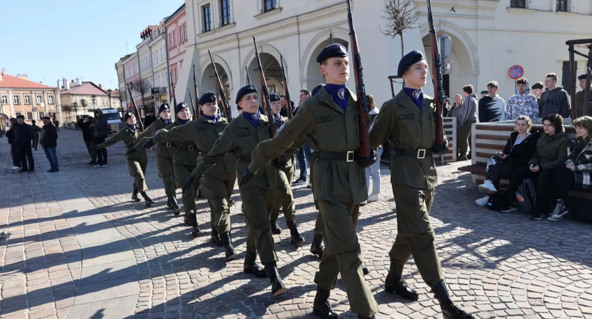 Kadeci klas wojskowych w akcji. Na jarosławskim Rynku można było obserwować m.in., jak poruszać się z bronią, oddawać honory i sprawnie formować szyki. A wszystko to miało miejsce przy dźwiękach patriotycznych utworów muzycznych./ FOT. UM Jarosław
