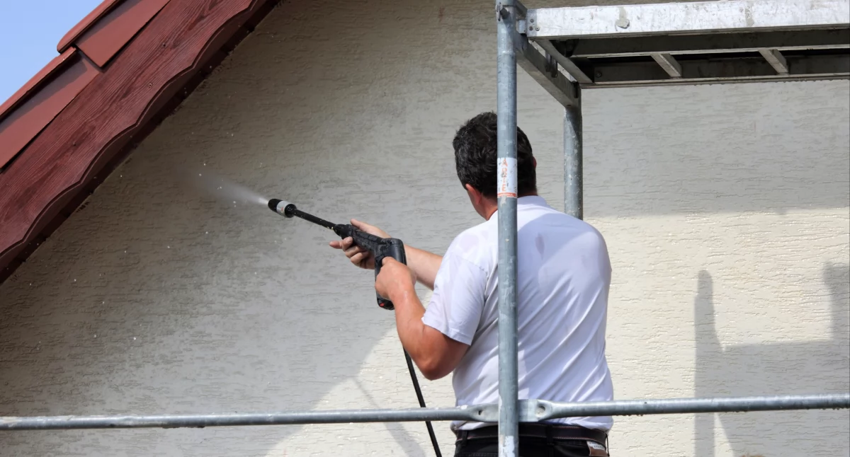 Myjki ciśnieniowe są urządzeniami na tyle uniwersalnymi, że sprawdzą się nie tylko przy czyszczeniu schodów czy podjazdów, ale też elewacji, a nawet dachów. 