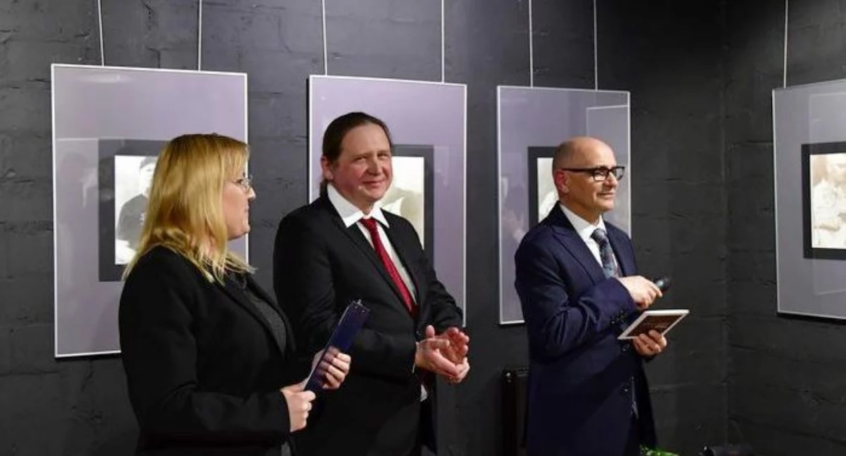 Spotkanie z mieszkającym w Młodowie Marcinem Materniakiem otworzyli dyrektor Miejskiego Domu Kultury w Lubaczowie Andrzej Kindrat oraz kurator wystawy Aleksandra Hojdak./ FOT. UM Lubaczów J. Kryla