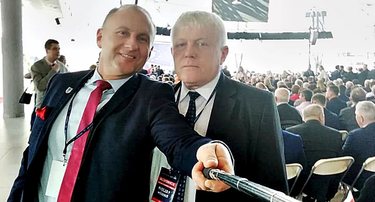 Ledwie kilka tygodni jarosławianin Zenon Wajda (z prawej; obok radny powiatu jarosławskiego, bliski współpracownik senatora RP Mieczysława Golby Mariusz Trojak). zasiadał w fotelu prezesa Przedsiębiorstwa Gospodarki Mieszkaniowej sp. z o.o. w Przemyślu. Fot. FB Zenona Wajdy