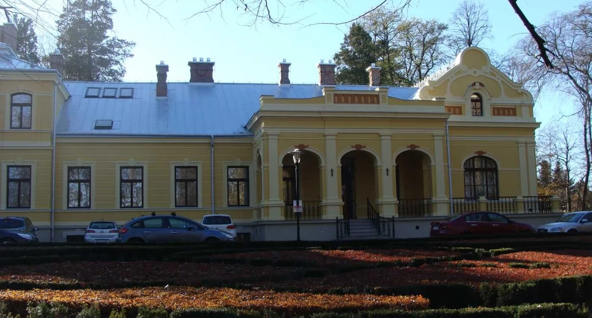 Zbudowany w XIX wieku pałac, obecnie pełniący funkcję siedziby urzędu gminy, starannie odrestaurowany w latach 1975 – 1980, przejdzie niebawem kolejny etap rewitalizacji./ FOT. UG Roźwienica