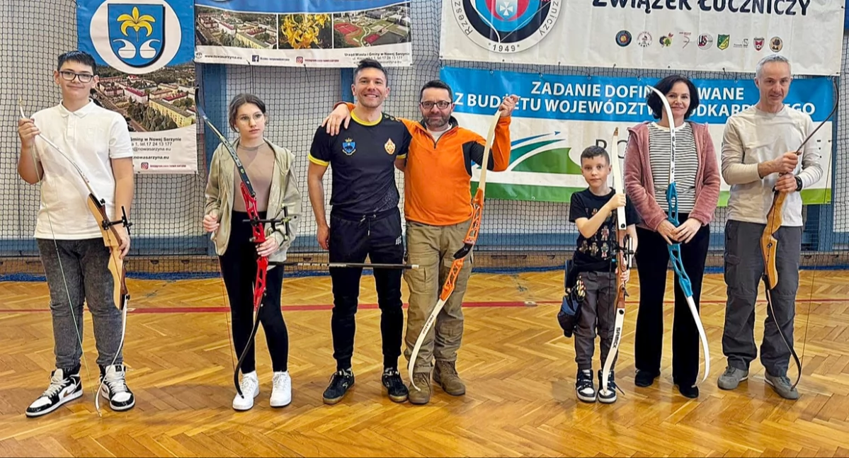 Marcin Orpik (czwarty z lewej) został mistrzem Podkarpacia w barebowie. Trzeci z lewej jeden z twórców (obok pana Marcina) sekcji łucznictwa w Czuwaju, przemyski radny, Pawe Grabas. Fot. zbiory własne