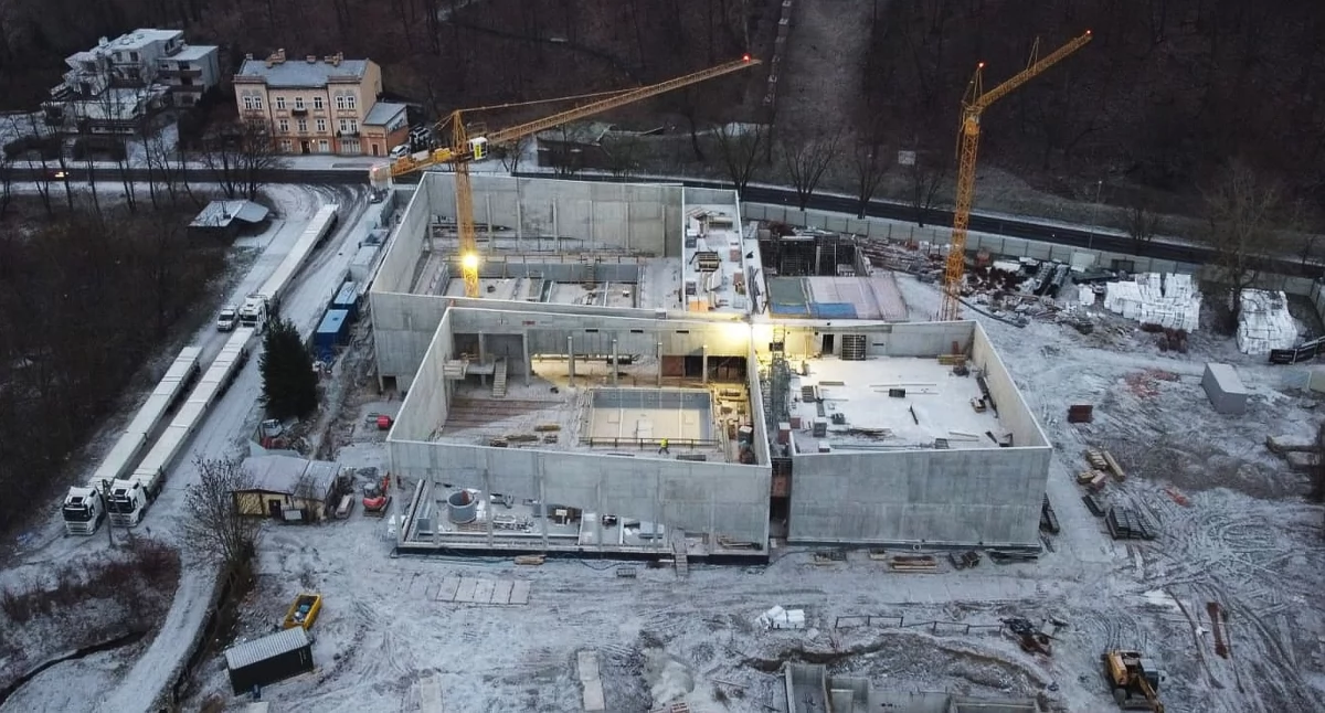 Nasz primaaprilisowy żart z otwarciem pół roku wcześniej kompleksu basenów przy ul. Sanockiej w Przemyślu potraktowany został... poważnie. Rzec można: chciałoby się bardzo, ale... Fot. Texom