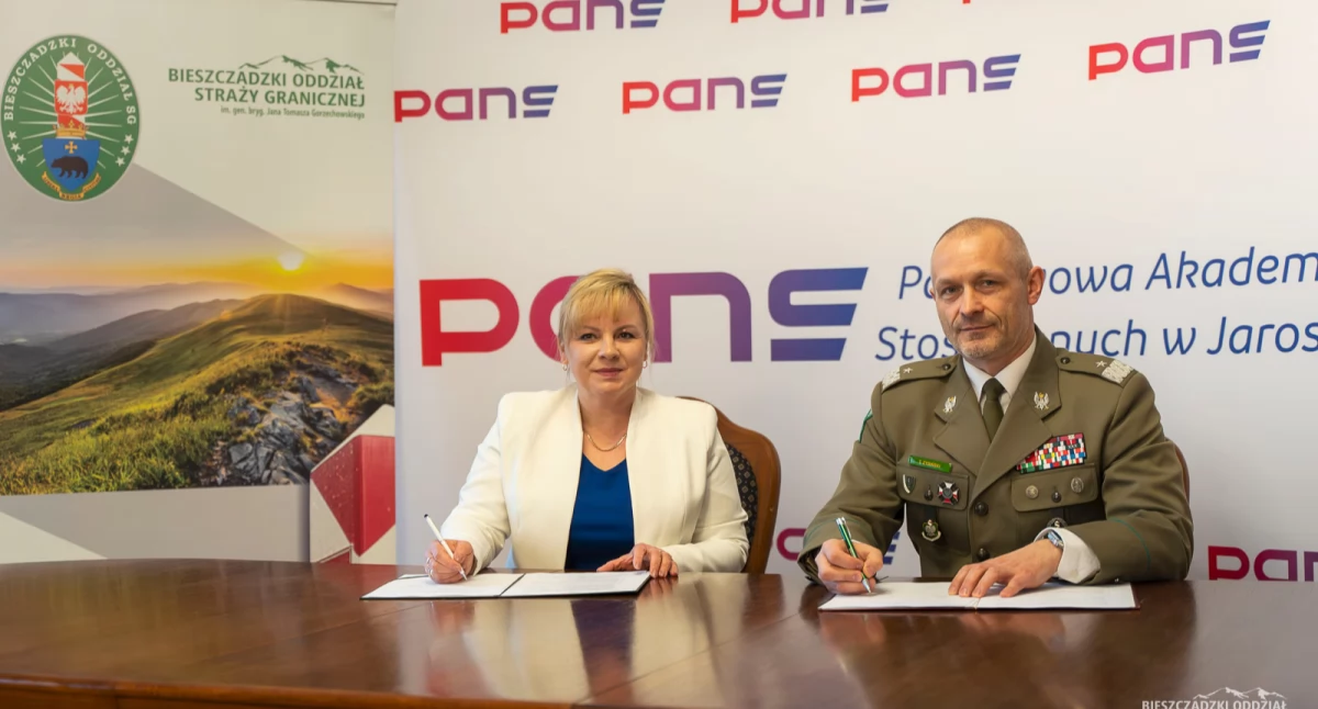 Obustronne porozumienie o współpracy parafowali komendant Bieszczadzkiego Oddziału Straży Granicznej gen. bryg. SG Tomasz Zybiński i rektor PANS w Jarosławiu dr Beata Rejman./ FOT. BiOSG