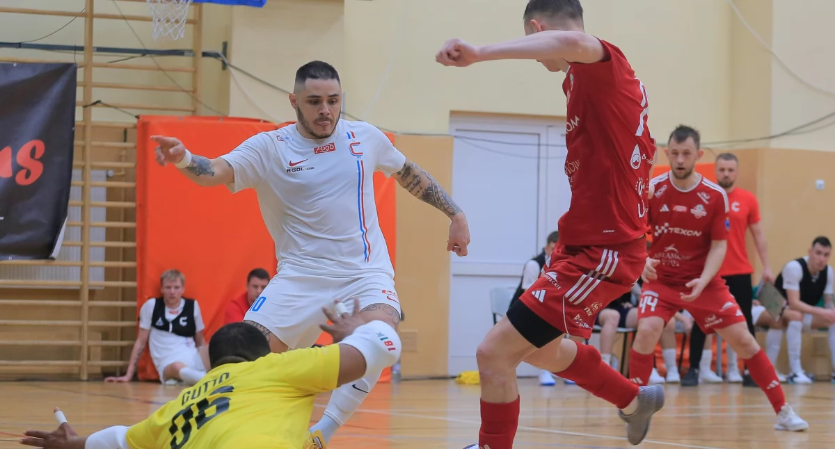 Danił Abakszyn (czerwony strój; na pierwszym planie) trafił w meczu pucharowym z Constractem Lubawa, trafił, i to dwukrotnie, w ligowym straciu z Red Dragons Pniewy. Fot. Kamil Krukiewicz