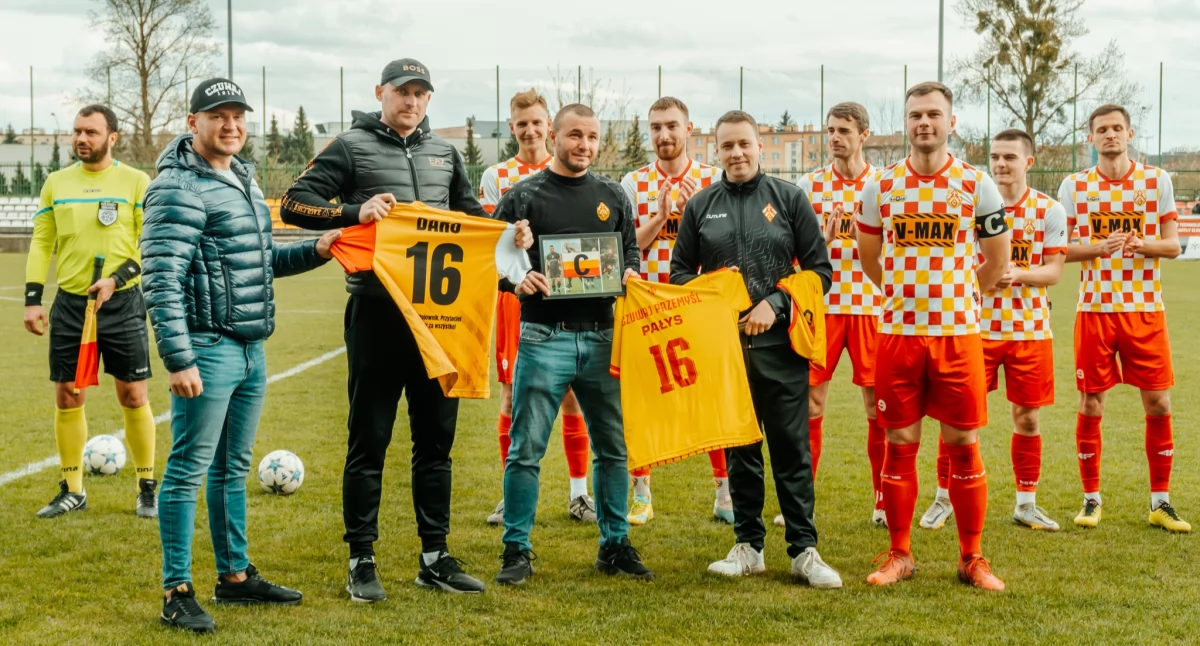 Przed meczem Czuwaju z Wólczanką władze klubu oficjlanie pożegnały Dariusza Pałysa (drugi z prawej w pierwszym rzędzie), wieloletniego zawodnika, kapitana zespołu. Fot. Czuwaj Przemyśl