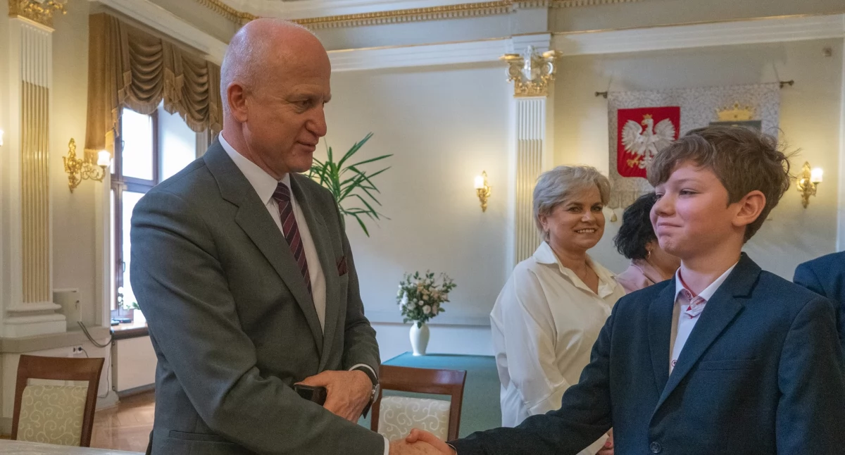 Laureaci i wyróżnieni zasłużyli na nagrody i szczere gratulacje, m.in. od szefa przemyskiej delegatury Kuratorium Oświaty w Rzeszowie Tomasza Dziumaka./ FOT. 5. BSP