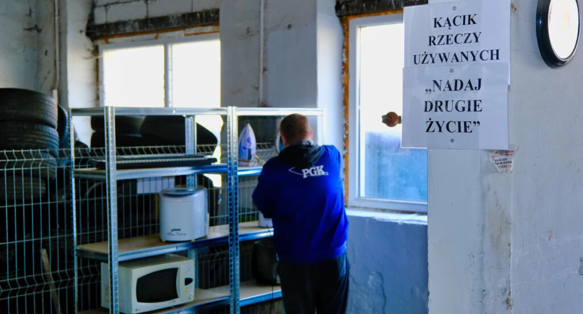 Od początku kwietnia br. w Punkcie Selektywnej Zbiórki Odpadów Komunalnych (PSZOK) przy ul. Sportowej 1A w Przemyślu zaczął działać kącik rzeczy używanych „Nadaj drugie życie”. Fot. UM Przemyśl