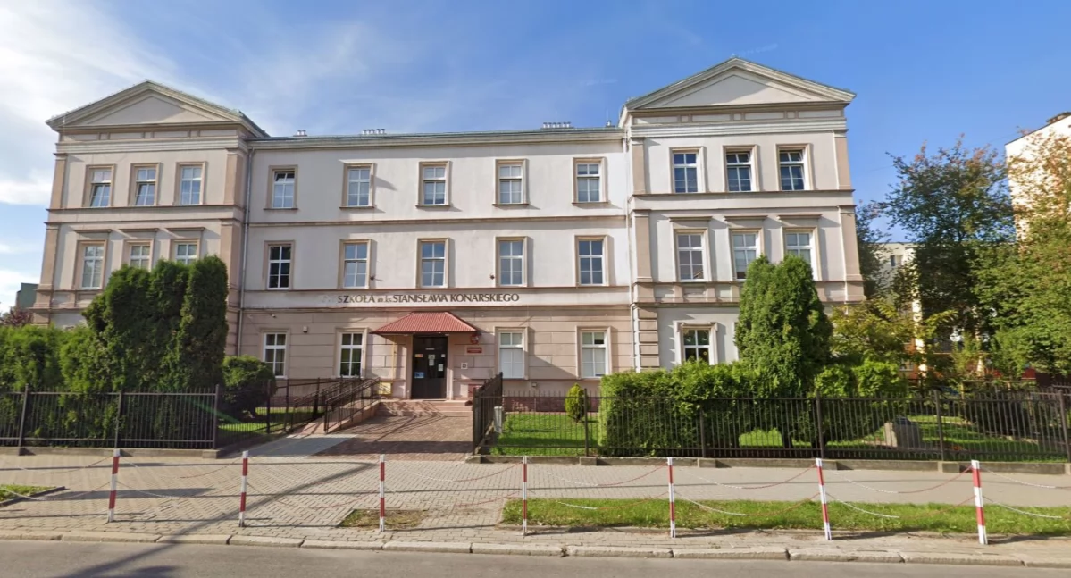 Do SP nr 2 w Jarosławiu uczęszcza obecnie około 600 uczniów. Większość z nich na lekcje dowożona jest przez rodziców samochodami, a to stwarza problemy komunikacyjne przy mijaniu się aut wjeżdżających na teren szkoły.