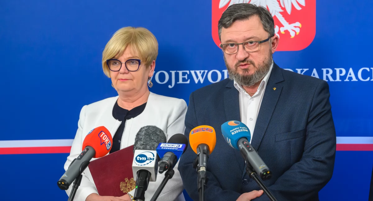– Jesteśmy po kolejnym posiedzeniu Wojewódzkiego Zespołu Zarządzania Kryzysowego, podczas którego wydałam zalecenia i rekomendacje mające na celu zminimalizowanie ryzyka przeniesienia choroby do Polski – zapewniła wojewoda podkarpacka Teresa Kubas-Hul. Obok Podkarpacki Wojewódzki Lekarz Weterynarii dr hab. Mirosław Welz. Fot. PUW Rzeszów/Jerzy Żygadło