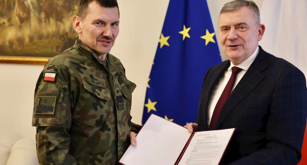 Wiceminister obrony narodowej Paweł Bejda – w imieniu ministra obrony narodowej Władysława Kosiniaka-Kamysza – wręczył generałowi brygady Krzysztofowi Zielskiemu nominację na stanowisko szefa Sztabu Generalnego Wojska Polskiego. Fot. MON