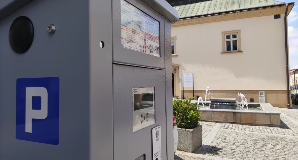 Opłatę za postój należy uiścić w parkomacie – można to zrobić kartą bądź gotówką, z tym, że minimalna opłata nie może być niższa niż 1,50 zł./ FOT. FB