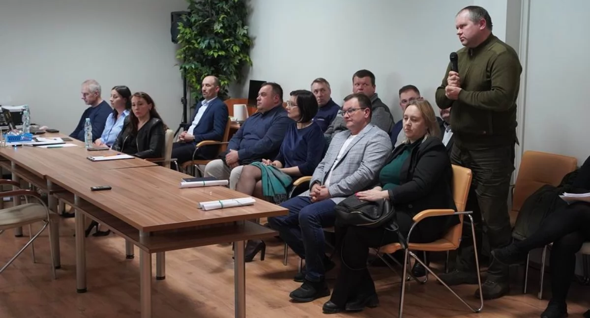 Mieszkańcy Dobrej postanowili się zmobilizować w kwestii planów budowy kolejnych farm fotowoltaicznych. Ich głos został wysłuchany na sesji. Zyskali też zapewnienie od gminy, że ta jest ich sojusznikiem w sprawie./ FOT. UMiG Sieniawa