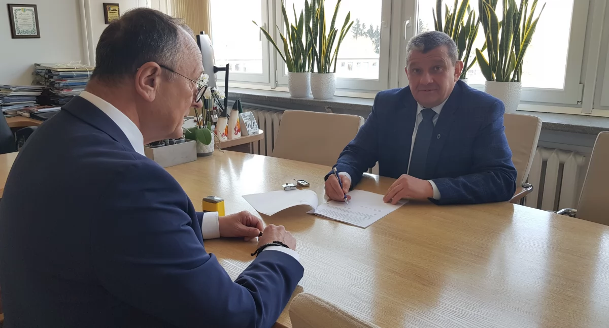 Umowę na realizację projektu podpisali dyrektor podkarpackiego oddziału PFRON Maciej Szymański, który od zawsze wspiera działania na rzecz osób niepełnosprawnych, oraz prezes przemyskiego oddziału TWzK Andrzej Berestecki (z prawej). Fot. zbiory własne