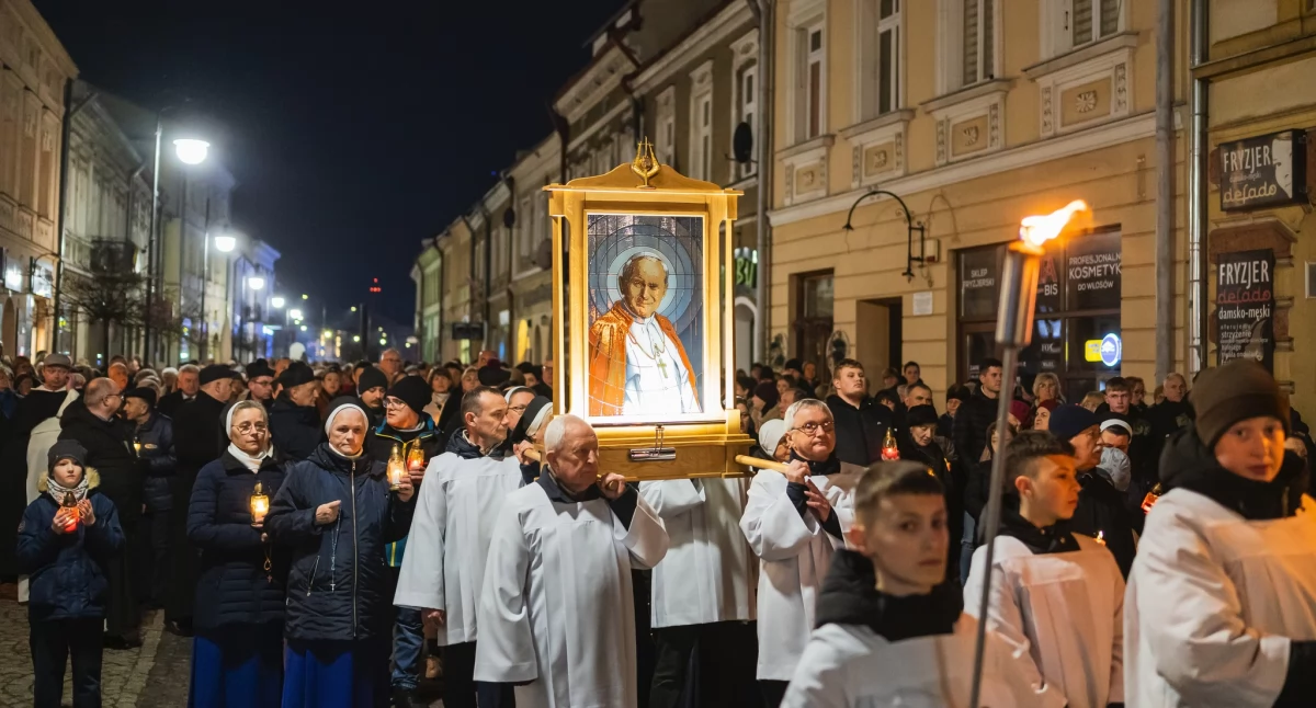 W Jarosławiu rocznicę uczczono tradycyjnym „Marszem Światła”, w którym uczestniczyło kilkuset mieszkańców Jarosławia i powiatu, wyruszył spod budynku starostwa powiatowego. Fot. Starostwo Powiatowe w Jarosławiu