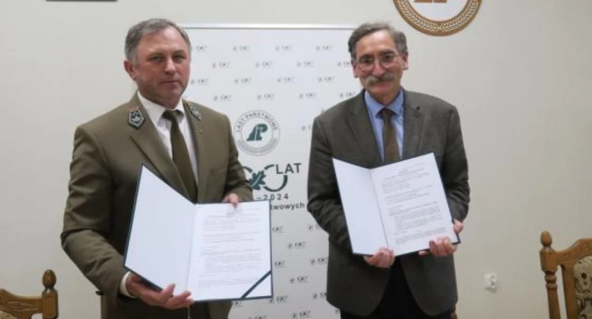 Porozumienie o współpracy podpisali Podkarpacki Wojewódzki Konserwator Zabytków w Przemyślu Adam Sapeta oraz dyrektor Regionalnej Dyrekcji Lasów Państwowych w Krośnie Marian Pigan (z lewej). Fot. RDLP Krosno
