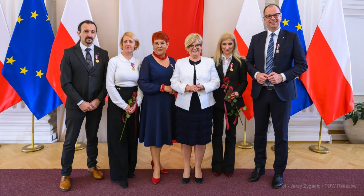 Od lewej: Robert Sielski, Anna Bobko-Wajda, Ewa Sawicka, Teresa Kubas-Hul, Monika Czuryk i Wojciech Bakun. Fot. PUW Rzeszów/Jerzy Żygadło
